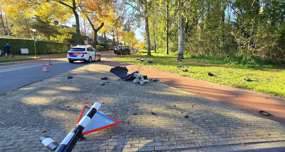 Bestuurster verliest controle en botst tegen verkeersbord - Foto 7