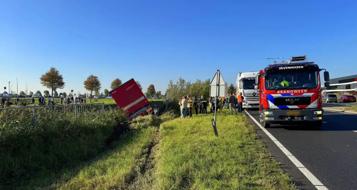 Vrachtwagencombinatie raakt van de weg en eindigt in sloot