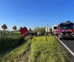 Vrachtwagencombinatie raakt van de weg en eindigt in sloot