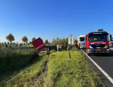 Vrachtwagencombinatie raakt van de weg en eindigt in sloot