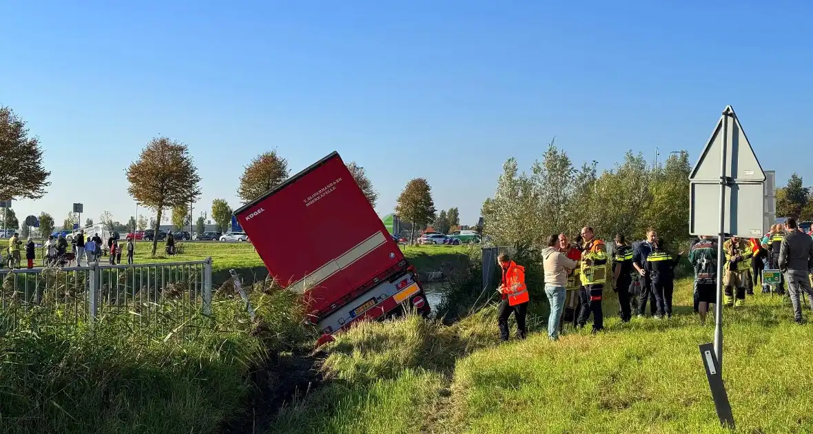 Vrachtwagencombinatie raakt van de weg en eindigt in sloot - Foto 1