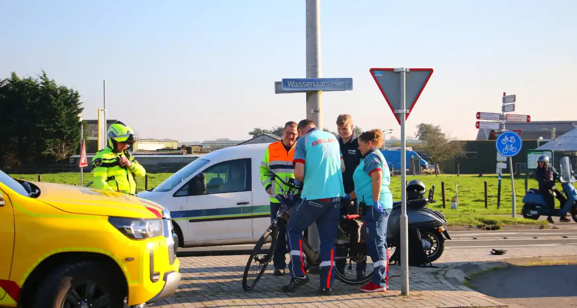 Fietser loopt flinke hoofdwond op na val van fiets - Foto 10