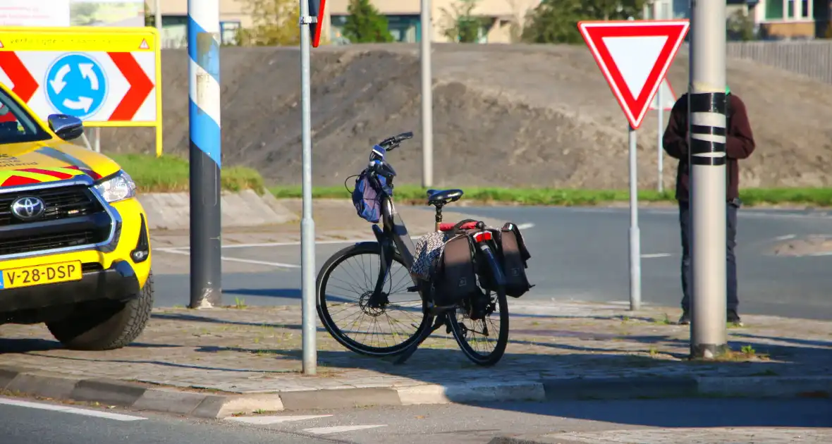 Fietser loopt flinke hoofdwond op na val van fiets - Foto 8