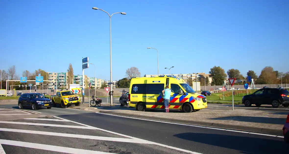 Fietser loopt flinke hoofdwond op na val van fiets - Foto 9