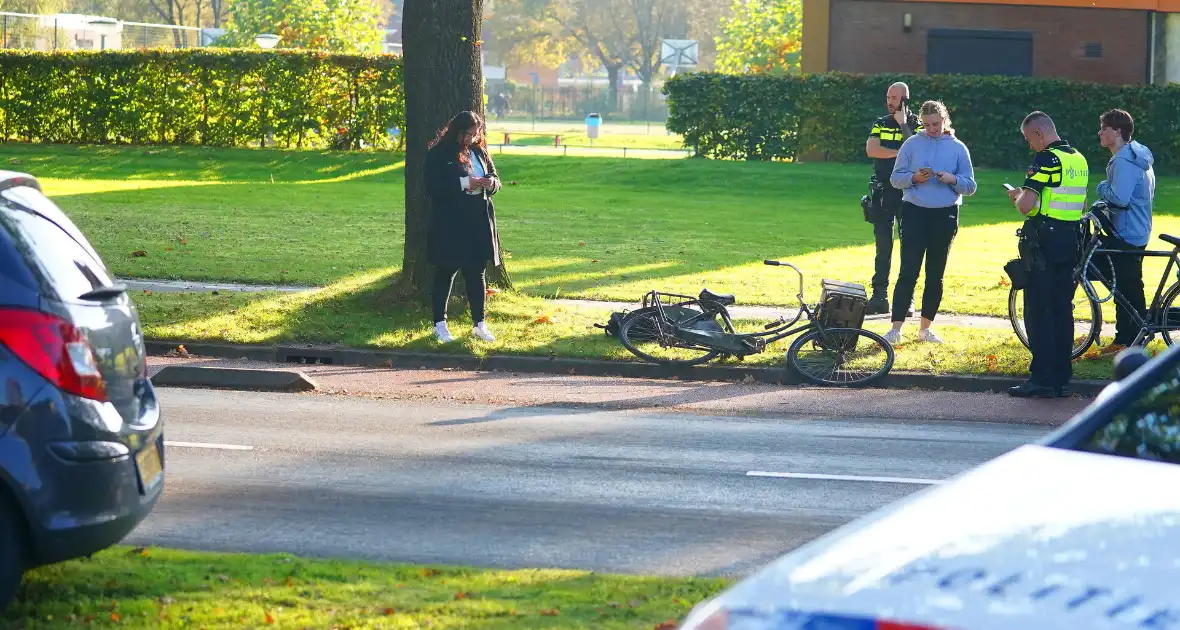 Fietsster ten val bij aanrijding op kruising