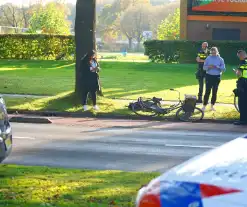 Fietsster ten val bij aanrijding op kruising