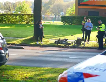 Fietsster ten val bij aanrijding op kruising