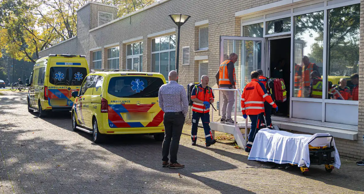 Persoon zwaargewond na val in gemeentehuis