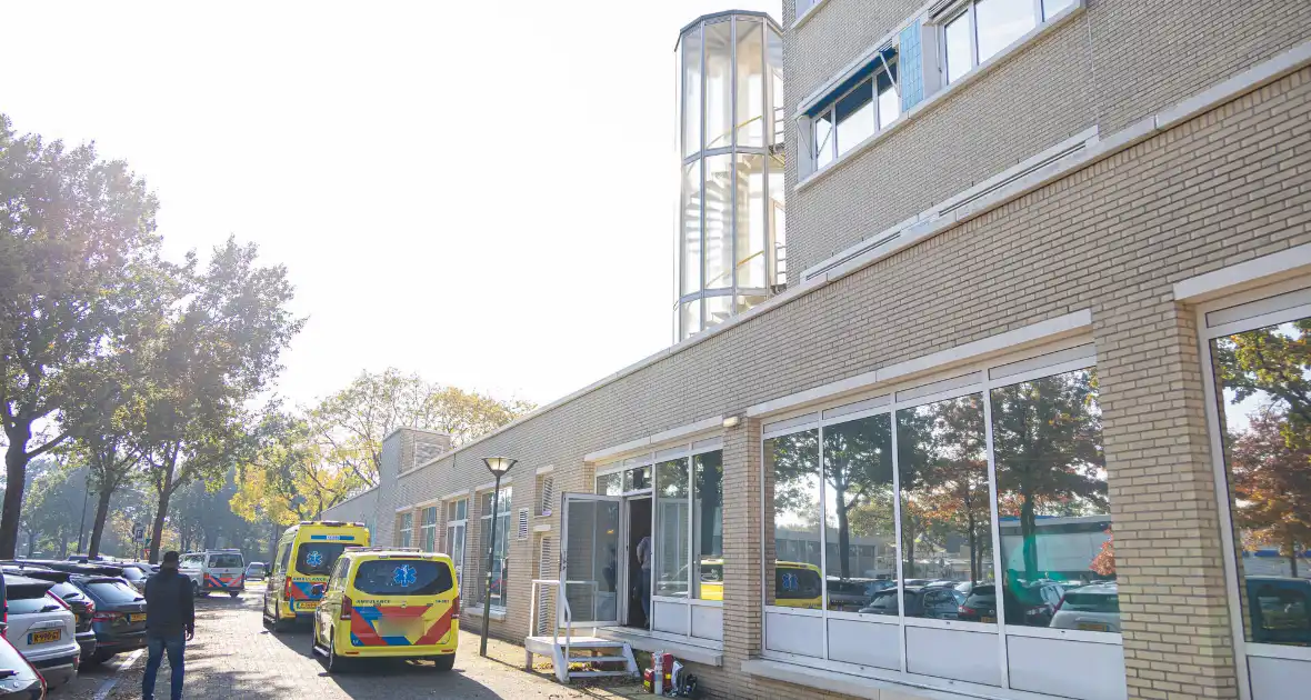 Persoon zwaargewond na val in gemeentehuis - Foto 3