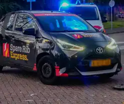 Forse schade aan bezorgauto na botsing