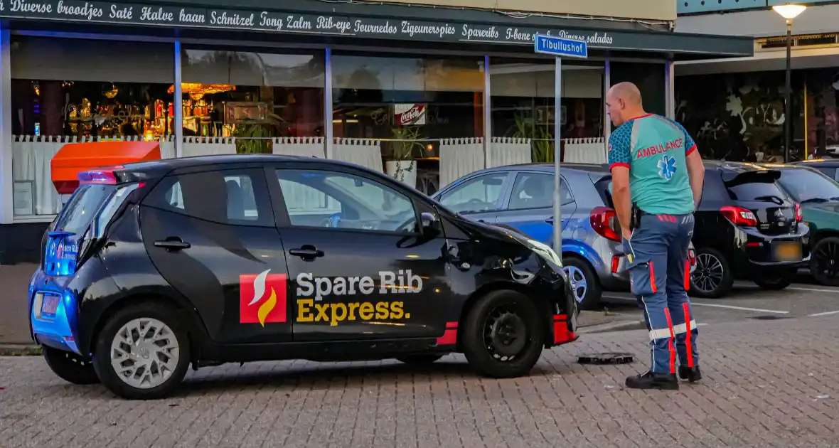 Forse schade aan bezorgauto na botsing - Foto 4