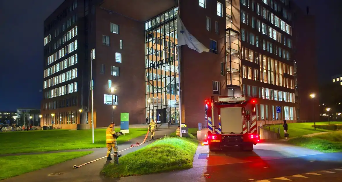 Ruim honderd studenten op straat wegens brand in Forumgebouw