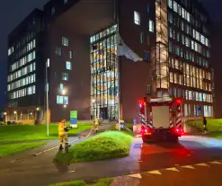 Ruim honderd studenten op straat wegens brand in Forumgebouw