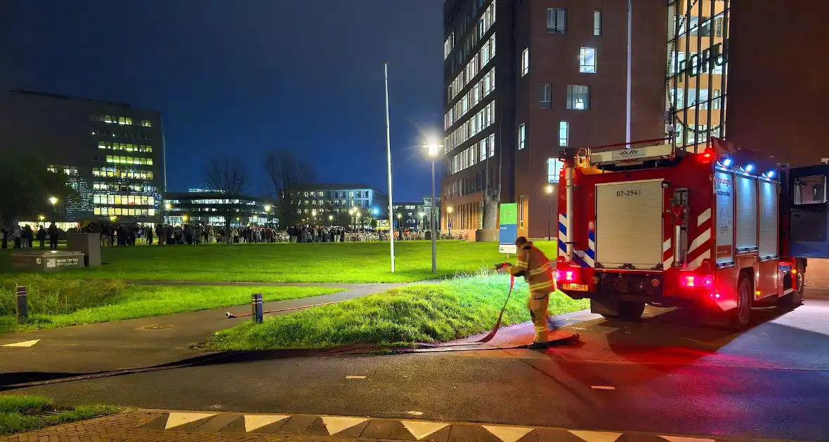 Ruim honderd studenten op straat wegens brand in Forumgebouw - Foto 1