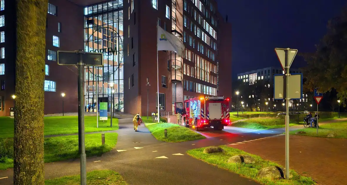 Ruim honderd studenten op straat wegens brand in Forumgebouw - Foto 2