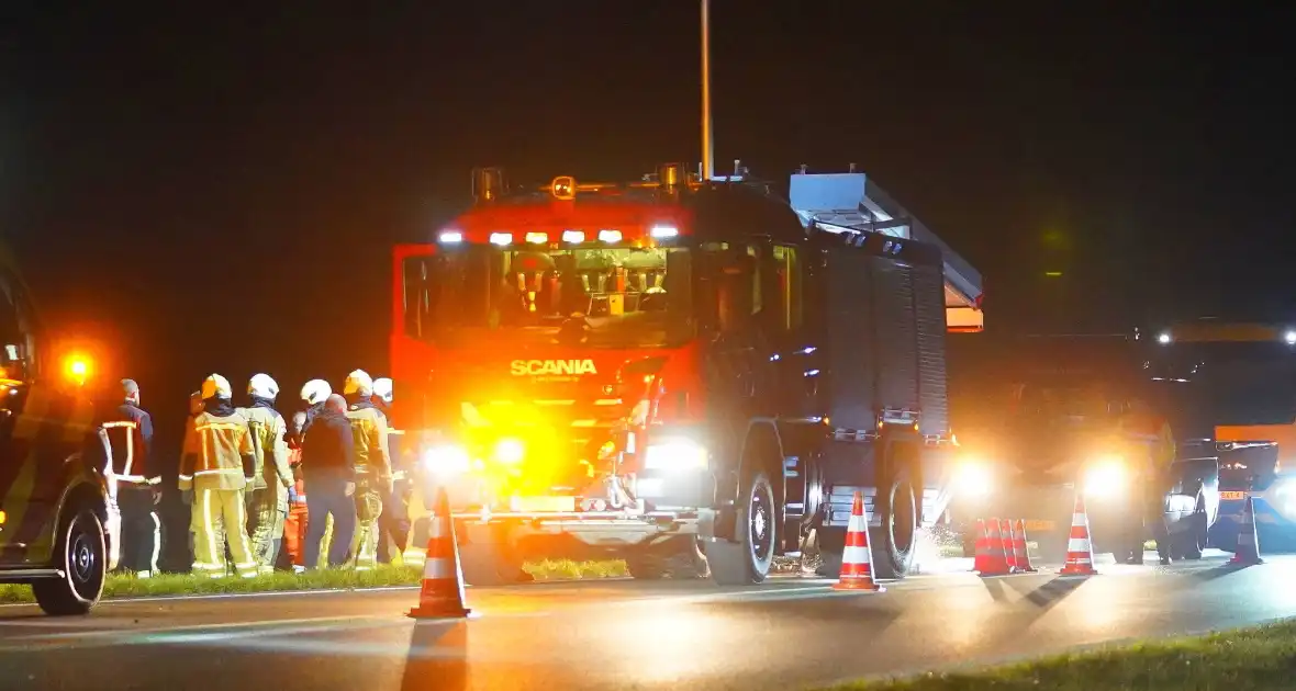 Auto belandt op de kop in de sloot langs provinciale weg