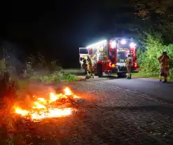 Brandweer dooft in brand gestoken afval