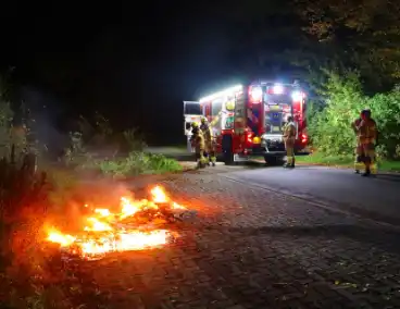 Brandweer dooft in brand gestoken afval