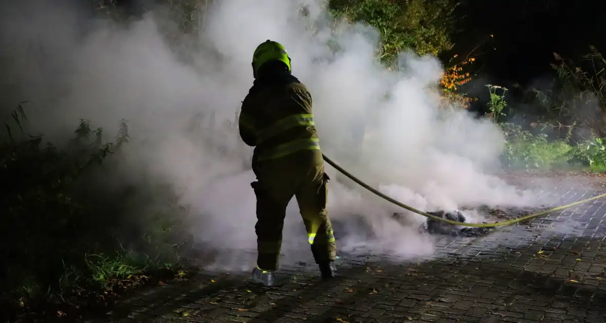 Brandweer dooft in brand gestoken afval - Foto 10