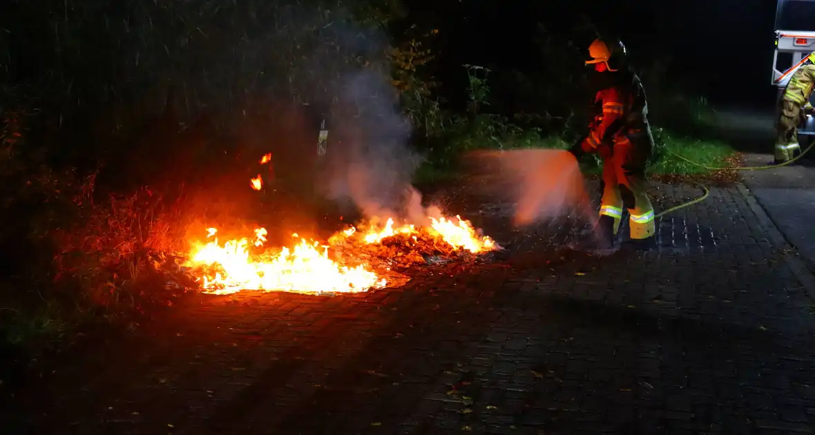 Brandweer dooft in brand gestoken afval - Foto 12