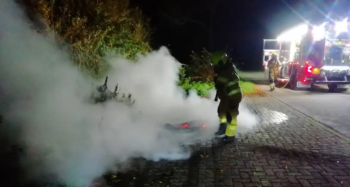 Brandweer dooft in brand gestoken afval - Foto 5