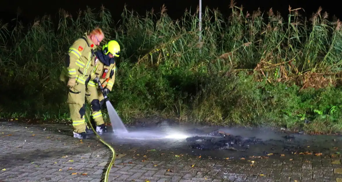 Brandweer dooft in brand gestoken afval - Foto 7