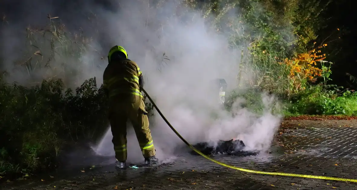 Brandweer dooft in brand gestoken afval - Foto 9