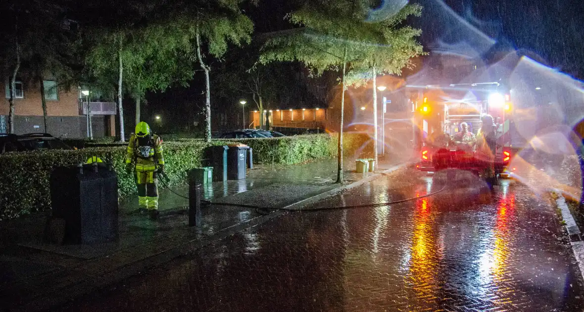 Kunststof antiparkeerpaal in brand gestoken