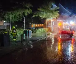 Kunststof antiparkeerpaal in brand gestoken