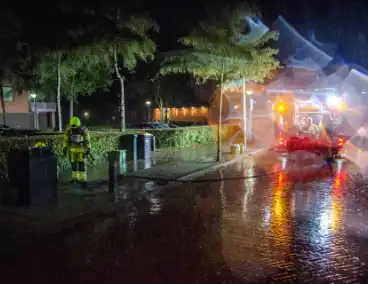 Kunststof antiparkeerpaal in brand gestoken