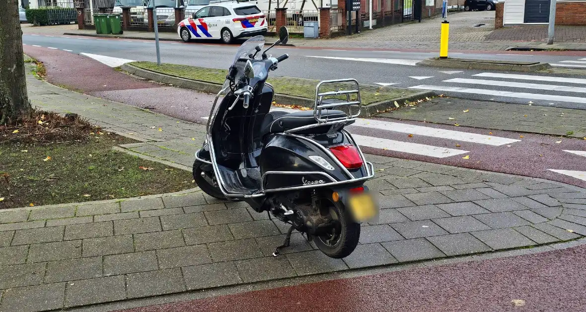 Scooterrijder en automobilist botsen op rotonde