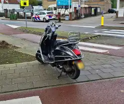 Scooterrijder en automobilist botsen op rotonde