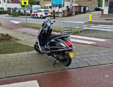 Scooterrijder en automobilist botsen op rotonde