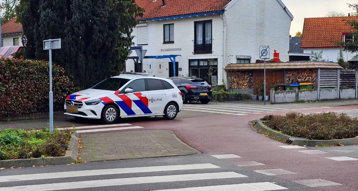 Scooterrijder en automobilist botsen op rotonde - Foto 2