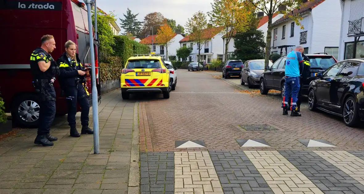 Scooterrijder en automobilist botsen op rotonde - Foto 3