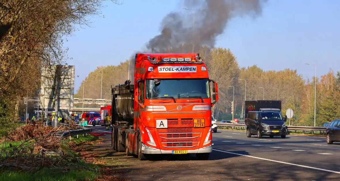 Brandweer blust brandende vrachtwagen