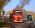 Brandweer blust brandende vrachtwagen