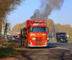 Brandweer blust brandende vrachtwagen