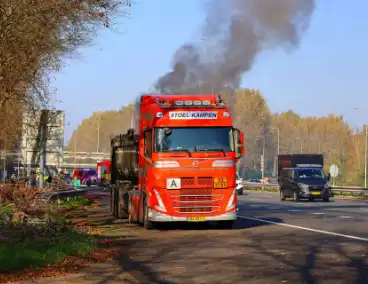 Brandweer blust brandende vrachtwagen