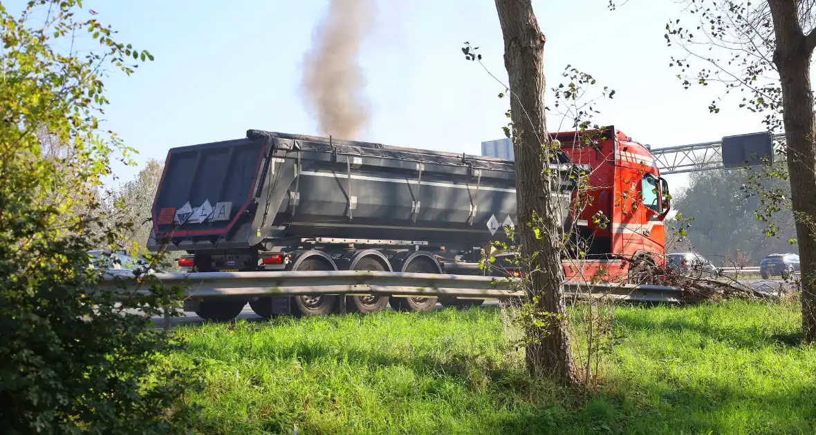 Brandweer blust brandende vrachtwagen - Foto 1