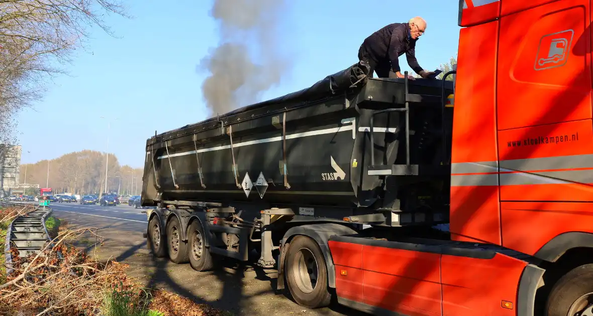 Brandweer blust brandende vrachtwagen - Foto 2