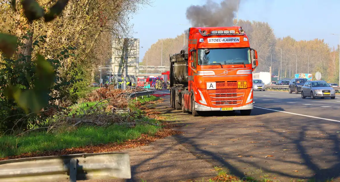 Brandweer blust brandende vrachtwagen - Foto 4