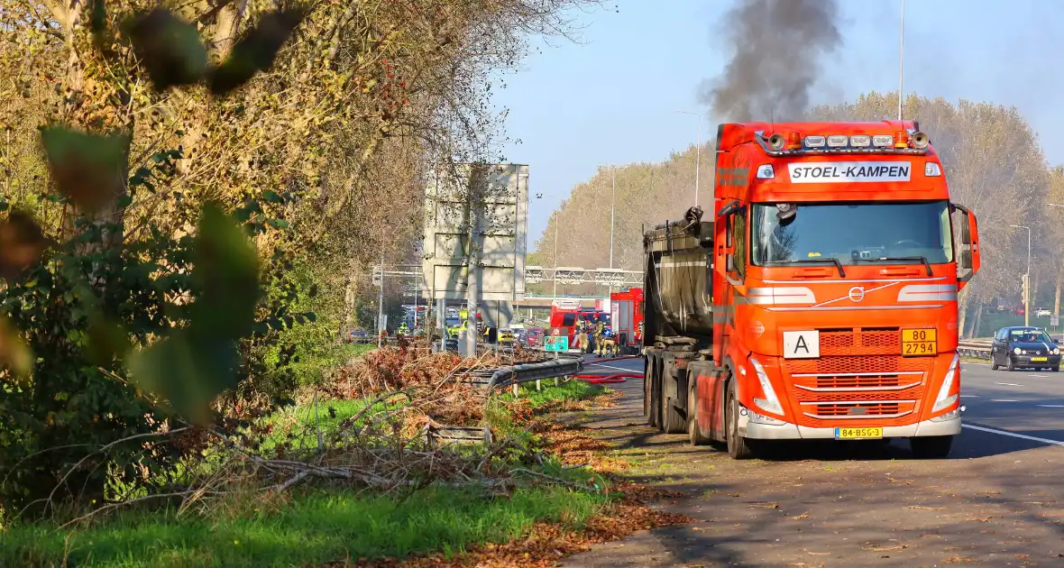 Brandweer blust brandende vrachtwagen - Foto 5