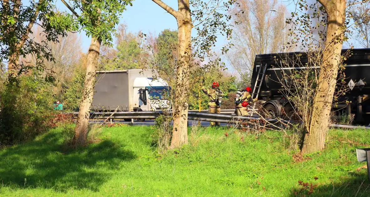 Brandweer blust brandende vrachtwagen - Foto 6