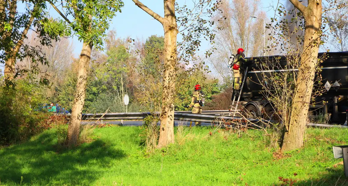 Brandweer blust brandende vrachtwagen - Foto 7