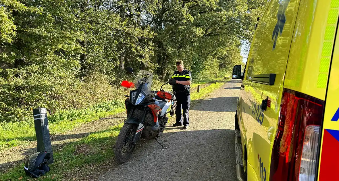 Motorrijder onderuit op zandpad