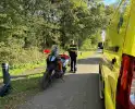 Motorrijder onderuit op zandpad