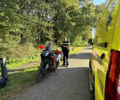 Motorrijder onderuit op zandpad