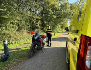 Motorrijder onderuit op zandpad