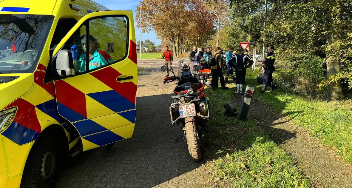 Motorrijder onderuit op zandpad - Foto 1